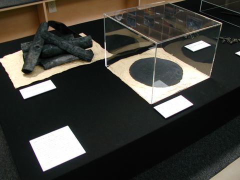 九十九里浜で集めた砂鉄(右)と岩手の松で作った炭(左) 九十九里浜で集めた砂鉄(右)と岩手の松で作った炭(左)