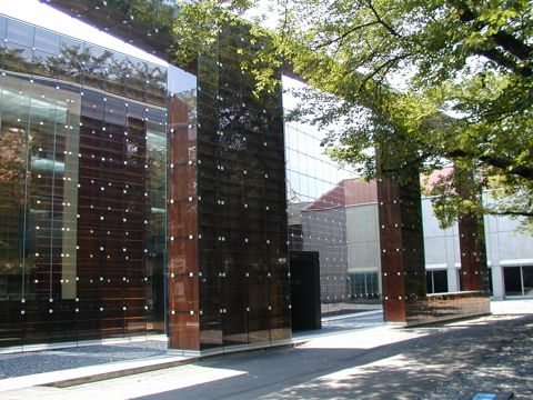 武蔵野美術大学の図書館写真 「海のグレートジャーニー展」が開催されている武蔵野美術大学の図書館