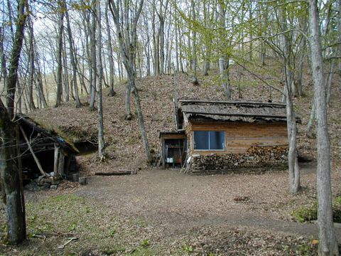 森の入り口にある松木小屋(右)、左側に見えるのは炭焼き用の窯。 森の入り口にある松木小屋(右)、左側に見えるのは炭焼き用の窯。