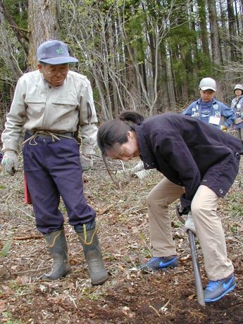 いざ、自分でやってみるとなかなかうまく穴が掘れません。 いざ、自分でやってみるとなかなかうまく穴が掘れません。