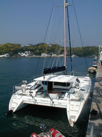 セーリング講習で乗船した47フィートのカタマラン(双胴船)。キャビンにはキッチンにテーブル、ソファー、客室もある豪華クルーザー。 セーリング講習で乗船した47フィートのカタマラン(双胴船)。キャビンにはキッチンにテーブル、ソファー、客室もある豪華クルーザー。