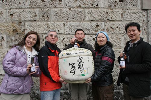 (右から)NECコーポレートコミュニケーション部 CSR・社会貢献室マネジャー池田俊一さん、同じく松下直子さん、白菊酒造の廣瀬慶之助さん、達人師範の今泉謙二さん、そして長澤ゆき。 (右から)NECコーポレートコミュニケーション部 CSR・社会貢献室マネジャー池田俊一さん、同じく松下直子さん、白菊酒造の廣瀬慶之助さん、達人師範の今泉謙二さん、そして長澤ゆき。