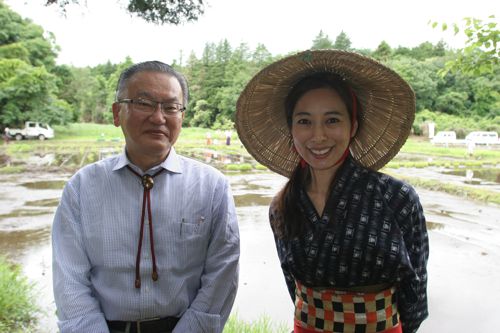 牛久市長の池辺勝幸さんと記念写真。 牛久市長の池辺勝幸さんと記念写真。