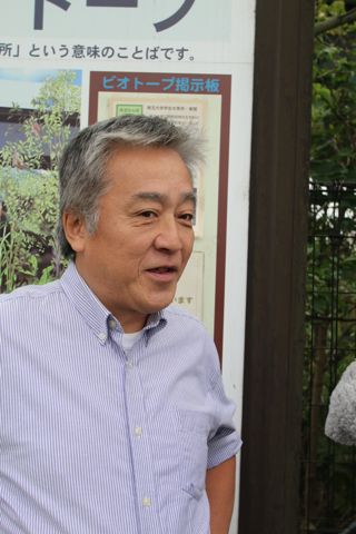 動植物に精通している日本生態系協会の岩木晃三さん。