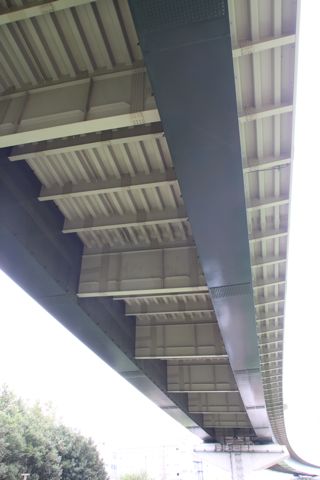 高架も落ち着いた色に塗装されているので周りの風景に溶け込んでいた。