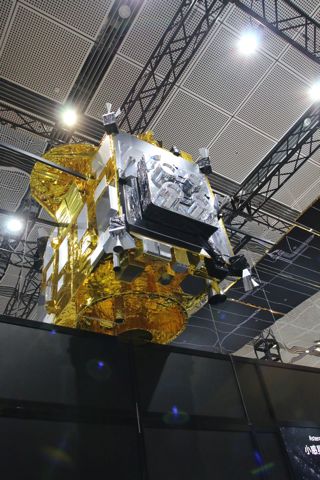 「はやぶさ2」の実物大の模型。