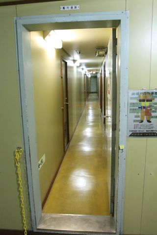 扉の向こうが宇宙船エリア。この先に居住スペースになる船室がある。