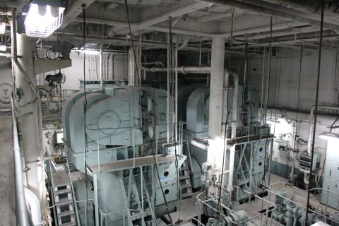 機関室は船外活動をする場所。つまり宇宙空間となる。