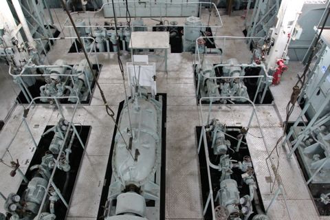 機関室は船外活動をする場所。つまり宇宙空間となる。