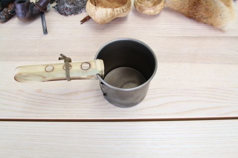 竹で作ったポットハンガー。カップに絶妙にフィット!