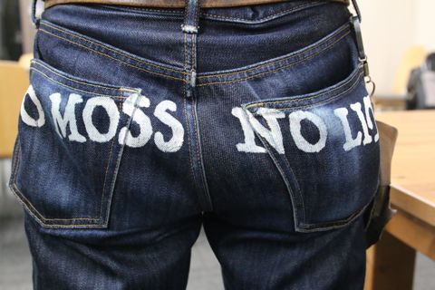 バックには「NO MOSS NO LIFE」の表記。MOSS=苔。